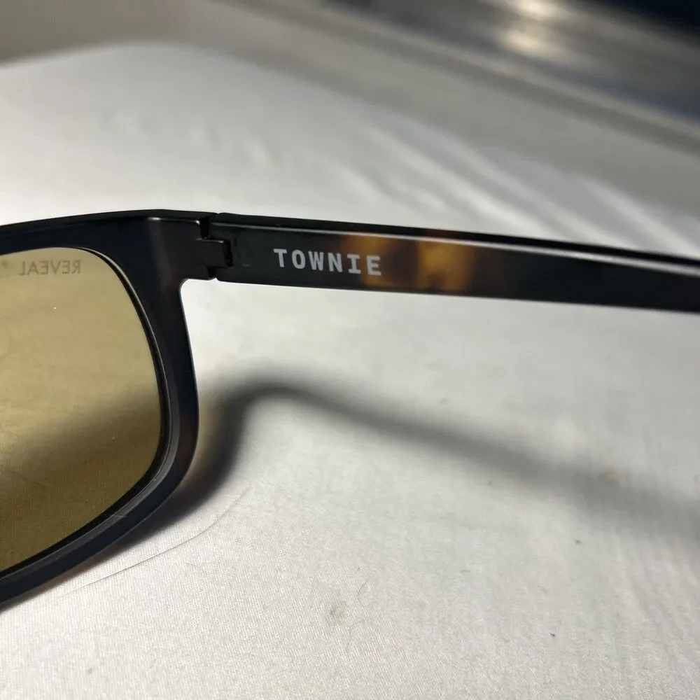 “Townie” Glade Sunglasses Tortoise Reveal Frame Polarized Lens w/ Glasses Case
